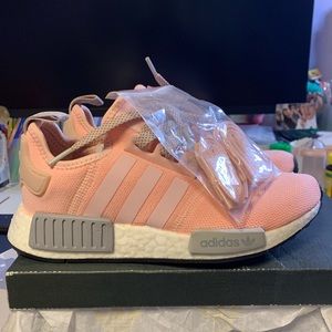 VAPOUR PINK LIGHT ONIX
NMD R1